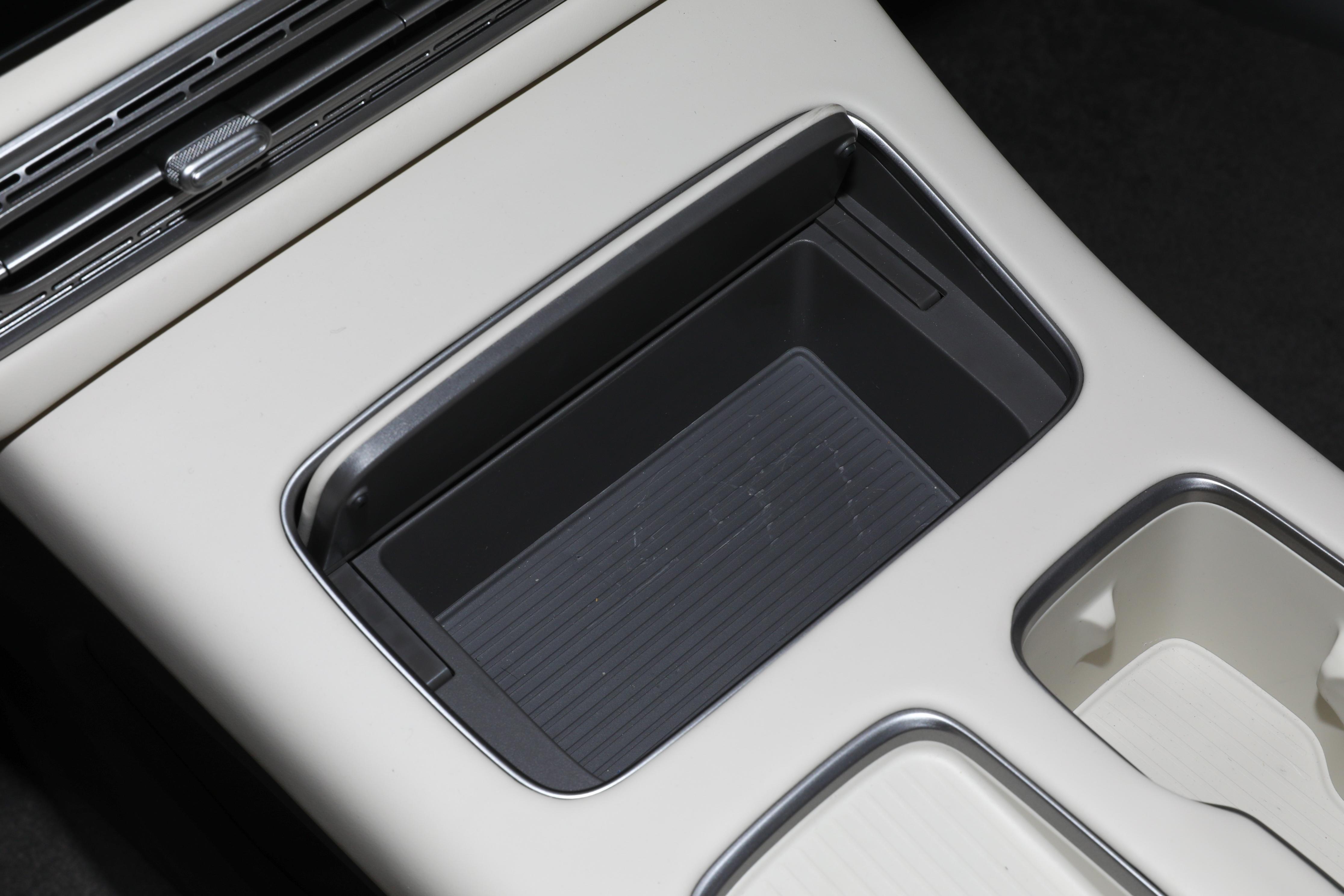 内置冰箱的车_车载冰箱有内置电池好不好_