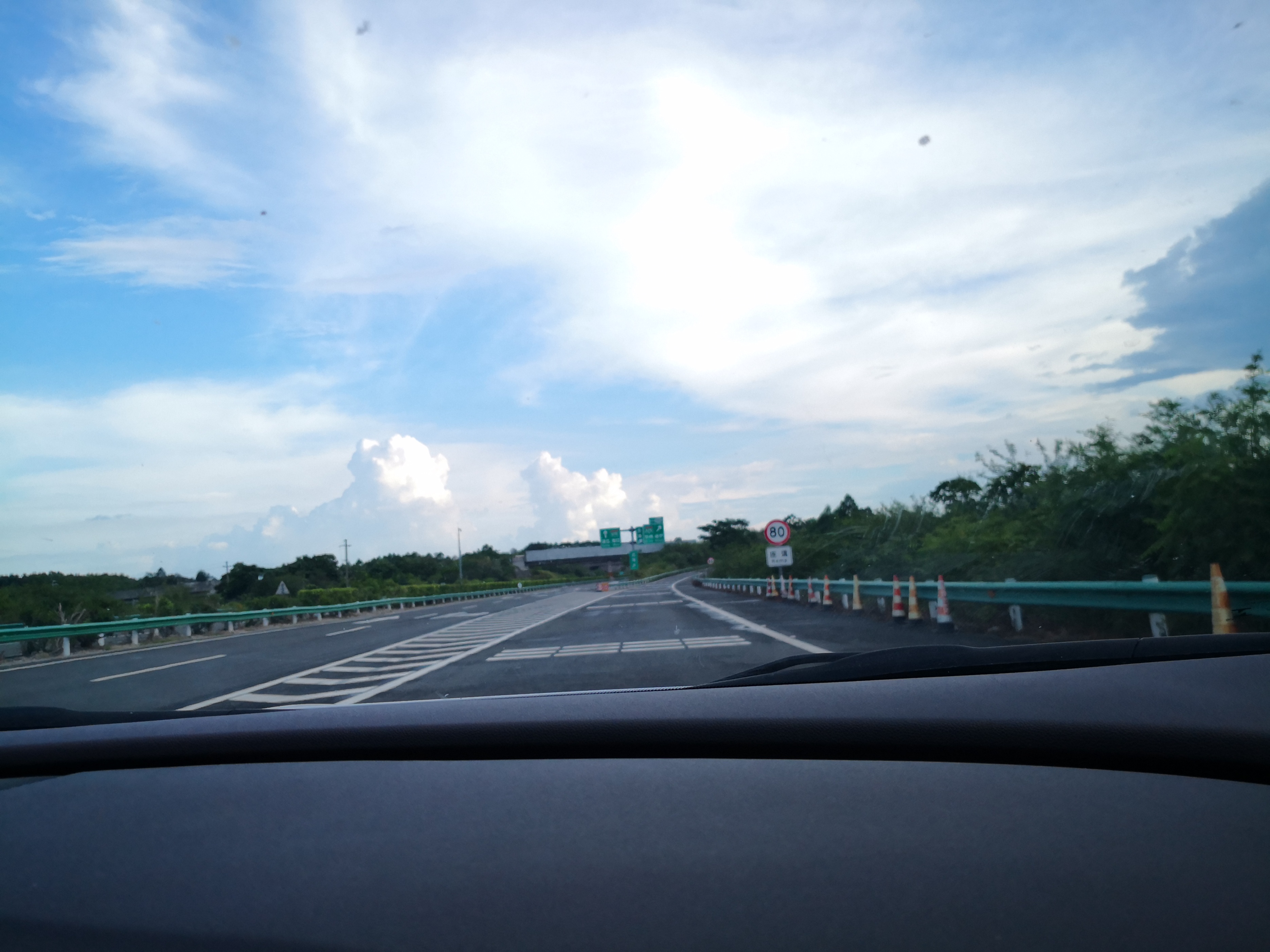 汽车通过高低不平的路_水平高度法判断车头距离_