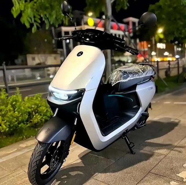 电动车换电池,选石墨烯还是锂电,有什么区别?行内人告诉你答案