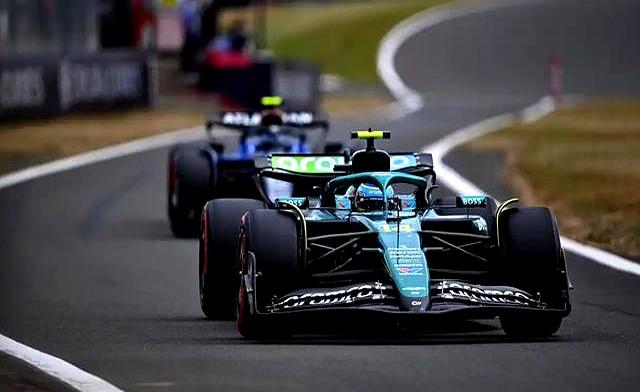 迈凯伦赛前信心十足，新加坡排位赛遇挫，梅赛德斯红牛实现逆袭-有驾