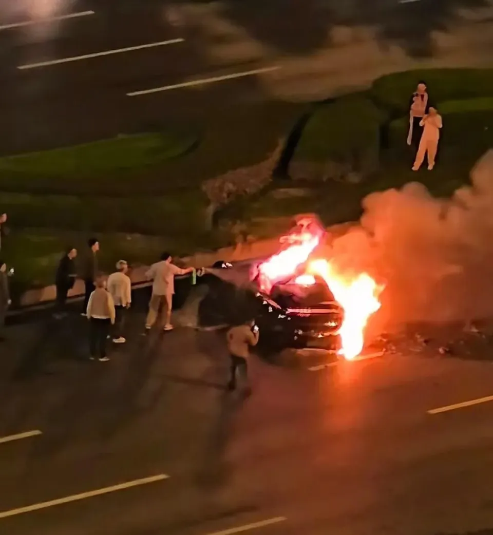 小米SU7又一惨剧！我看谁还为隐藏式门把手洗地？