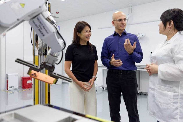 Apple 首席运营官 Sabih Khan 与 Apple 大中华区副总裁兼董事总经理 葛越 在 Apple上海应用研究实验室