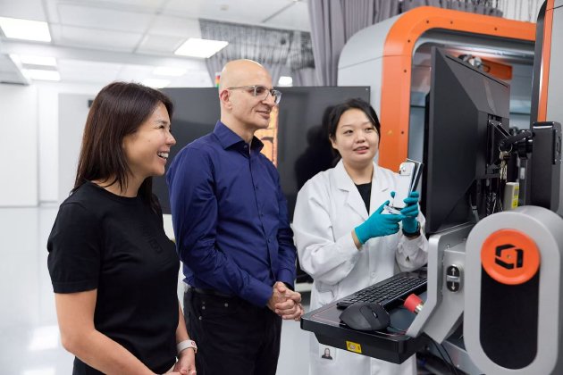 Apple 首席运营官 Sabih Khan 与 Apple 大中华区副总裁兼董事总经理 葛越 在 Apple上海应用研究实验室