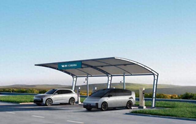 服务区充电桩前排了47台车，我插枪10分钟走人，隔壁车主追出来问了个问题