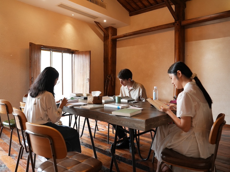 驻地译者们在酉田村译者之家工作（马柱摄）