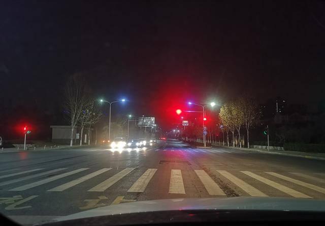 高速行车三则：让道、避堵与保命为先