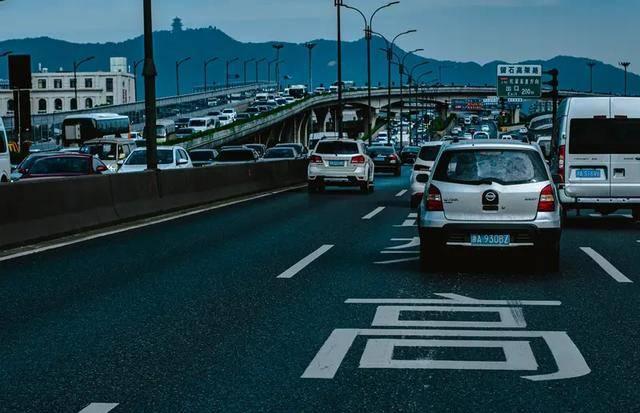高速行车三则：让道、避堵与保命为先-有驾