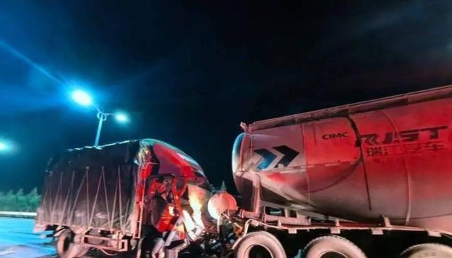 疑似现场救援者描述无力感，几位大哥内向又愧疚，奋力砸开车门却撞击导致电池自燃只得敬畏生命，安全第一遵纪守法