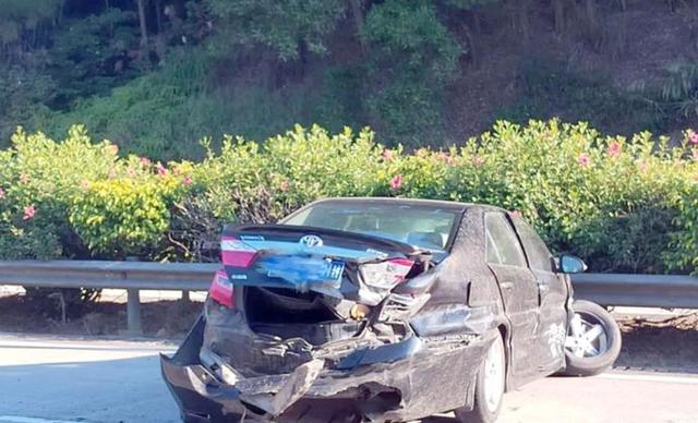 疑似现场救援者描述无力感，几位大哥内向又愧疚，奋力砸开车门却撞击导致电池自燃只得敬畏生命，安全第一遵纪守法-有驾