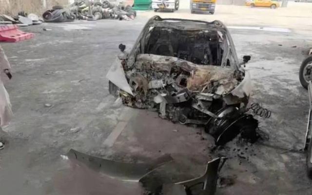 疑似现场救援者描述无力感，几位大哥内向又愧疚，奋力砸开车门却撞击导致电池自燃只得敬畏生命，安全第一遵纪守法-有驾