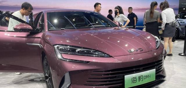 刚刷手机手一抖比亚迪海豹售价仅7.98万让我以为眼睛花了或者P图，实则代表着国产技术自信和产业革命的崛起-有驾