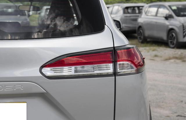 丰田展现真正降价实力,2.0L引擎搭配6气囊,油耗仅5L,价格从15万直降至8万,近乎半价-有驾