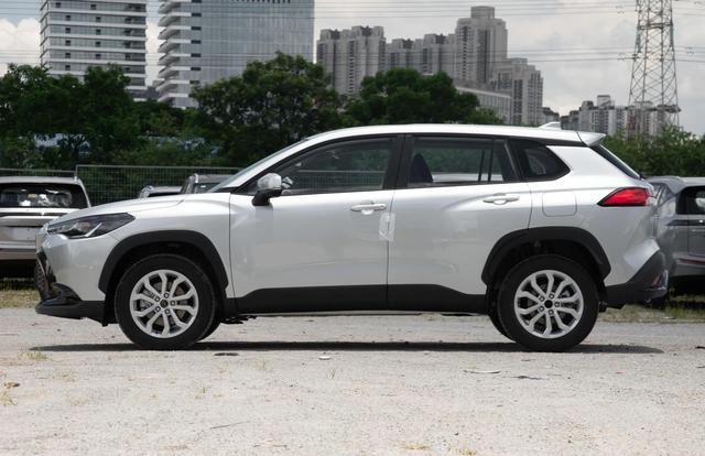 丰田展现真正降价实力,2.0L引擎搭配6气囊,油耗仅5L,价格从15万直降至8万,近乎半价-有驾