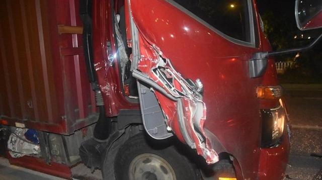 当断不断，必受其乱，开车时犹豫不决只会让事故更加严重，交通安全需要我们果断行事避免悲剧重演-有驾