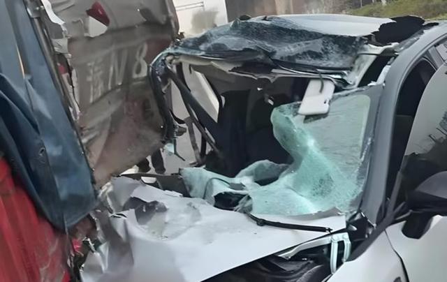 当断不断，必受其乱，开车时犹豫不决只会让事故更加严重，交通安全需要我们果断行事避免悲剧重演-有驾