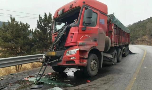 当断不断，必受其乱，开车时犹豫不决只会让事故更加严重，交通安全需要我们果断行事避免悲剧重演-有驾