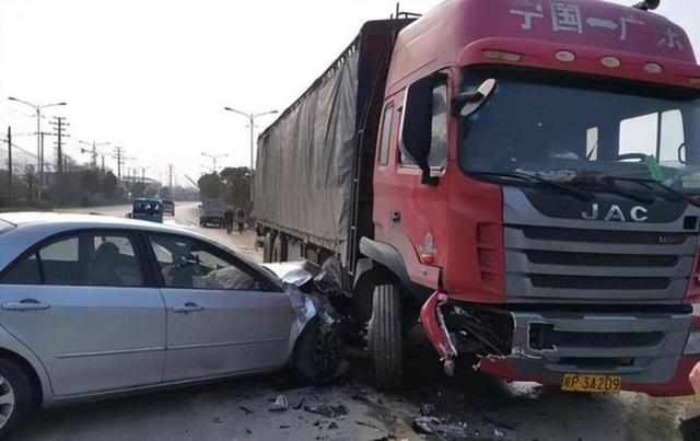 当断不断，必受其乱，开车时犹豫不决只会让事故更加严重，交通安全需要我们果断行事避免悲剧重演-有驾