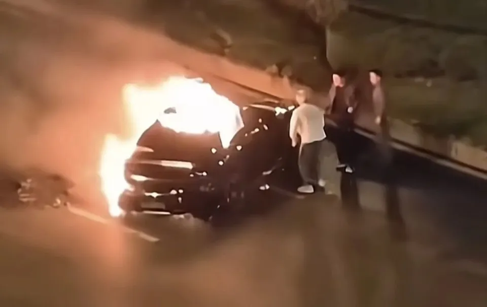 小米SU7事故再引争议：车门难开与电池起火背后，新能源汽车安全如何落地？