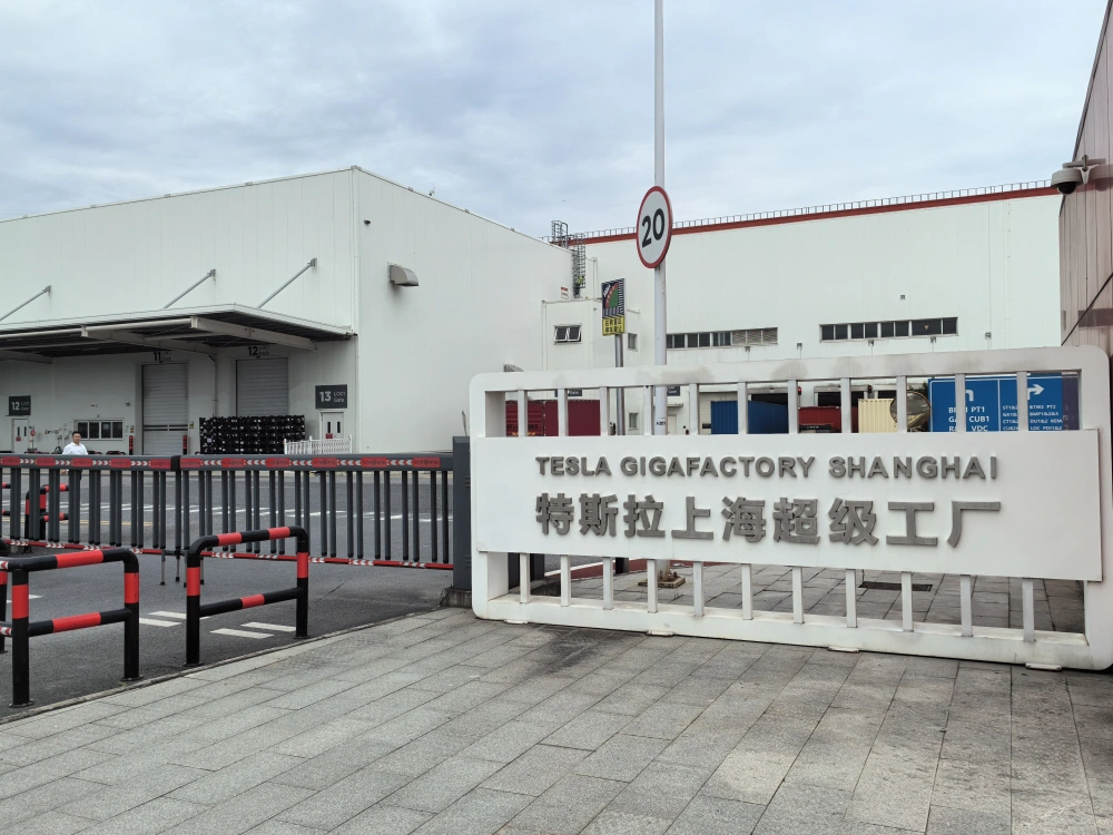 特斯拉驶入十字路口