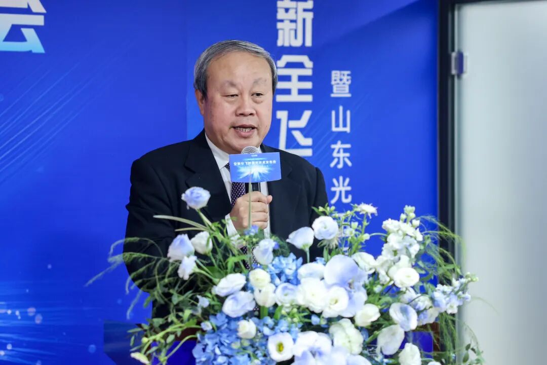 善行河北万人摘镜__激光秀开场