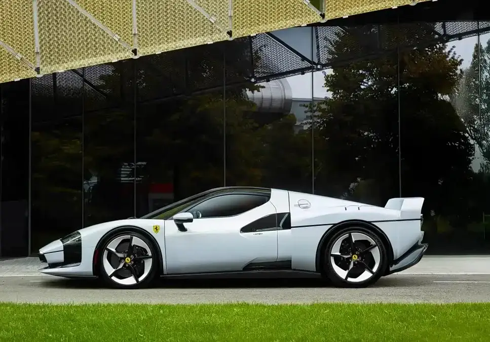 法拉利首款插混跑车发布__法拉利插电式混合动力