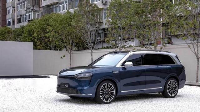 一个月卖四万台车其中三万台是四十万以上的，这份成绩让人惊叹不已，显示出品牌在高端市场中的强大竞争力与用户的巨大信任感