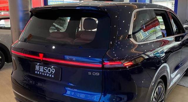 一个月卖四万台车其中三万台是四十万以上的,这份成绩让人惊叹不已,显示出品牌在高端市场中的强大竞争力与用户的巨大信任感-有驾