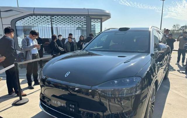 一个月卖四万台车其中三万台是四十万以上的,这份成绩让人惊叹不已,显示出品牌在高端市场中的强大竞争力与用户的巨大信任感-有驾