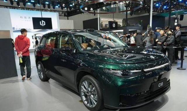 一个月卖四万台车其中三万台是四十万以上的,这份成绩让人惊叹不已,显示出品牌在高端市场中的强大竞争力与用户的巨大信任感-有驾