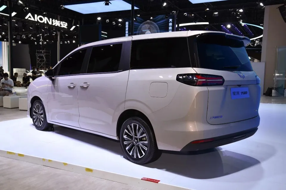 五菱把GL8完美复刻了 只要7.68万