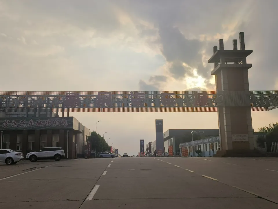 新能源车席卷县城：顾客进门就问小米，宝马奔驰不稀罕了