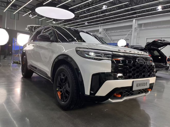 硬核之上,布局再拓!全新福特探险者昆仑穿越版新车亮相