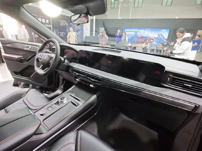 硬核之上,布局再拓!全新福特探险者昆仑穿越版新车亮相