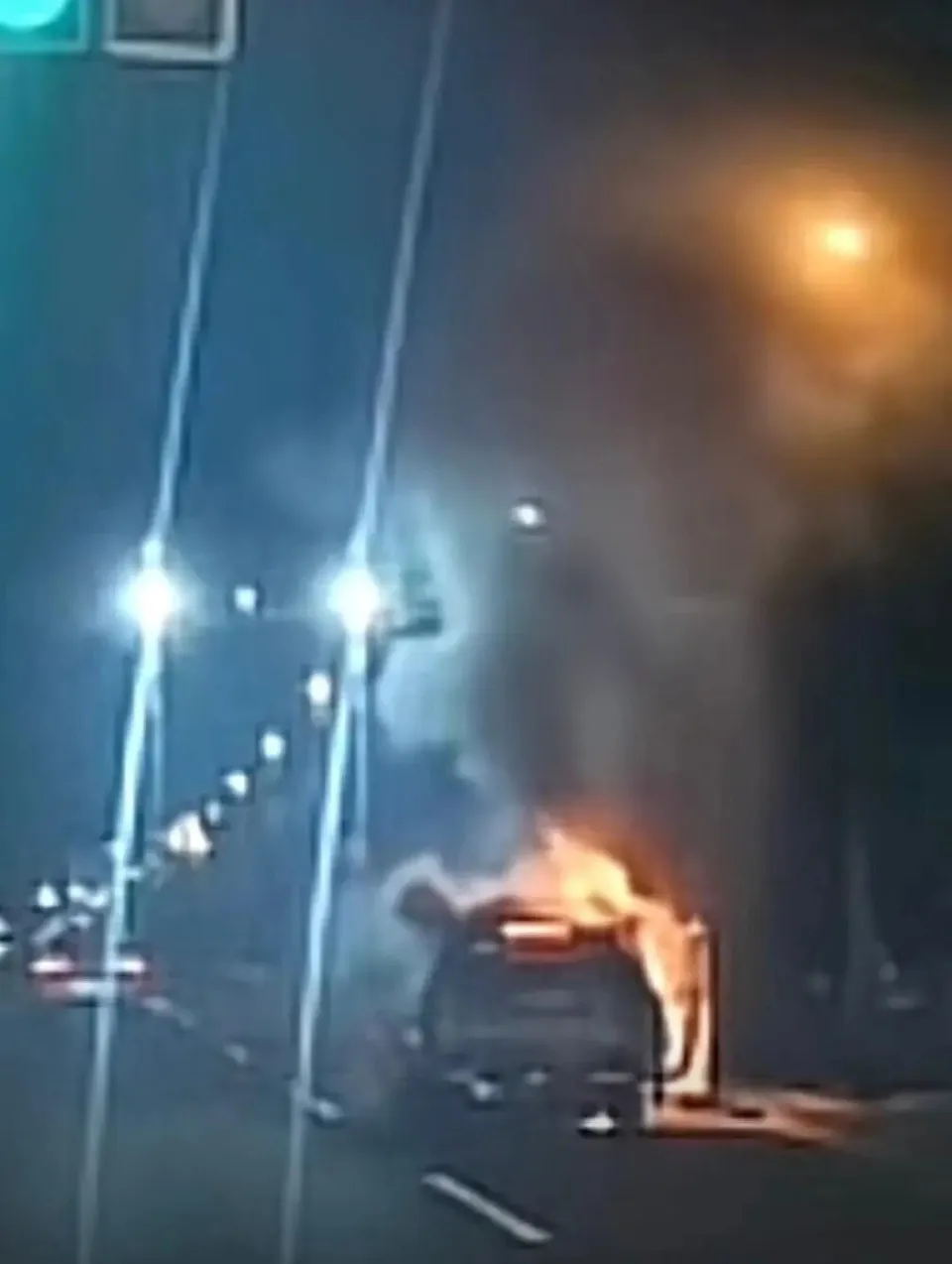 理想MEGA证明：再高端的三元锂，该烧还是烧