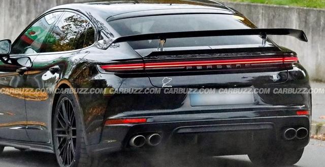 纽北赛道420mm碳陶盘烧到1000度，那台771马力的四门轿跑在7分04秒后浮出水面