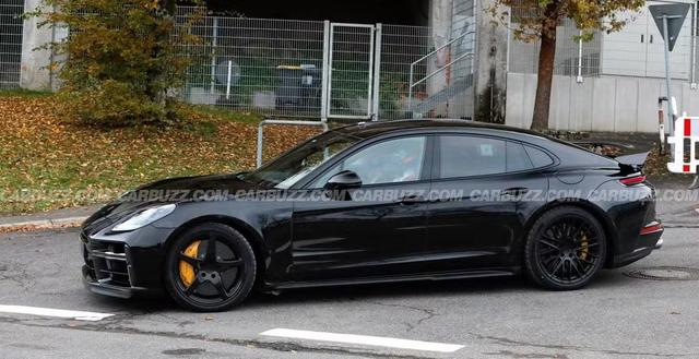 纽北赛道420mm碳陶盘烧到1000度，那台771马力的四门轿跑在7分04秒后浮出水面-有驾