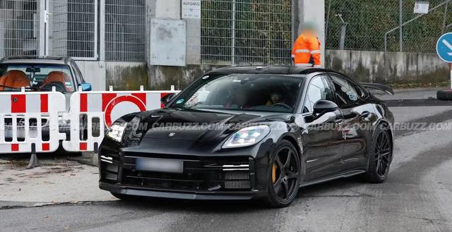 纽北赛道420mm碳陶盘烧到1000度，那台771马力的四门轿跑在7分04秒后浮出水面-有驾