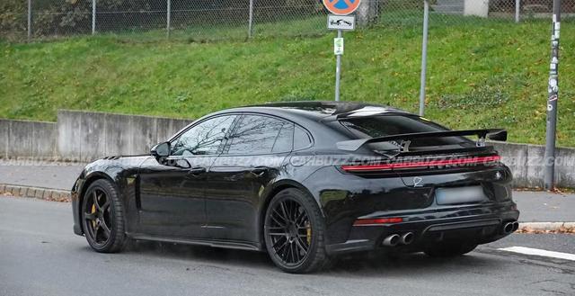 纽北赛道420mm碳陶盘烧到1000度，那台771马力的四门轿跑在7分04秒后浮出水面-有驾