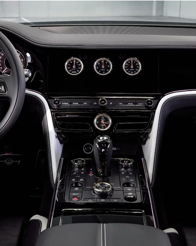 3.5秒破百 宾利飞驰极致版施坦威定制版图！搭载4.0T V8插混系统-有驾