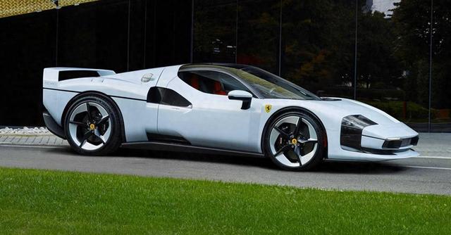 马拉内洛工厂里藏了24个月的那台红车，720匹V8配1380公斤车身却砍掉尾翼