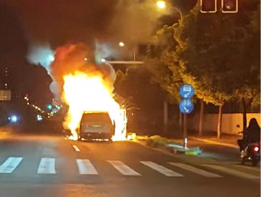 理想MEGA行驶过程中发生爆燃，10秒左右烧成车架