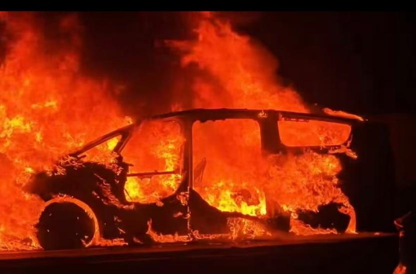 _理想MEGA行驶过程中发生爆燃，10秒左右烧成车架_理想MEGA行驶过程中发生爆燃，10秒左右烧成车架