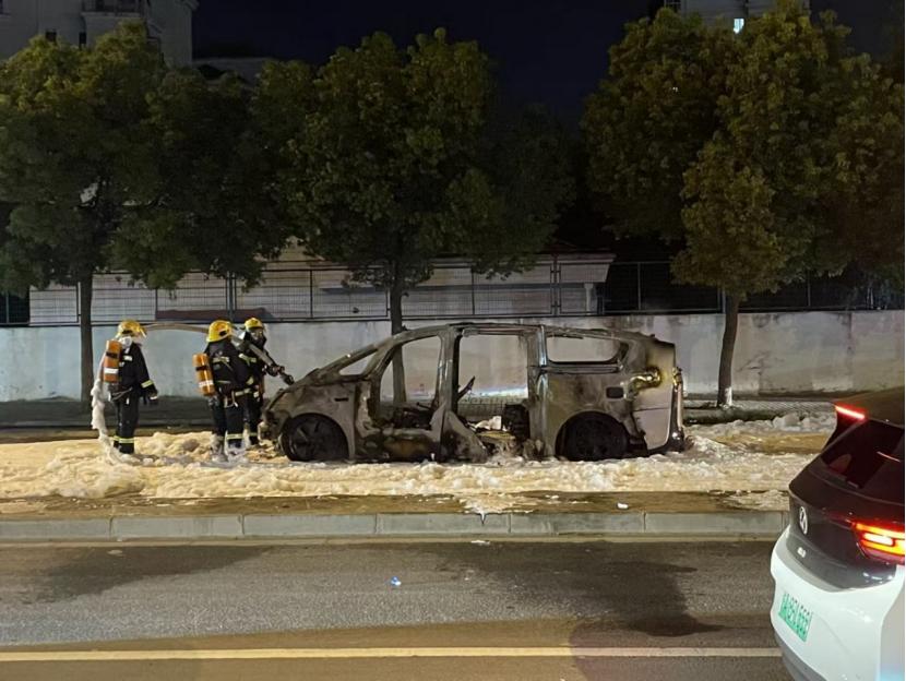 _理想MEGA行驶过程中发生爆燃，10秒左右烧成车架_理想MEGA行驶过程中发生爆燃，10秒左右烧成车架