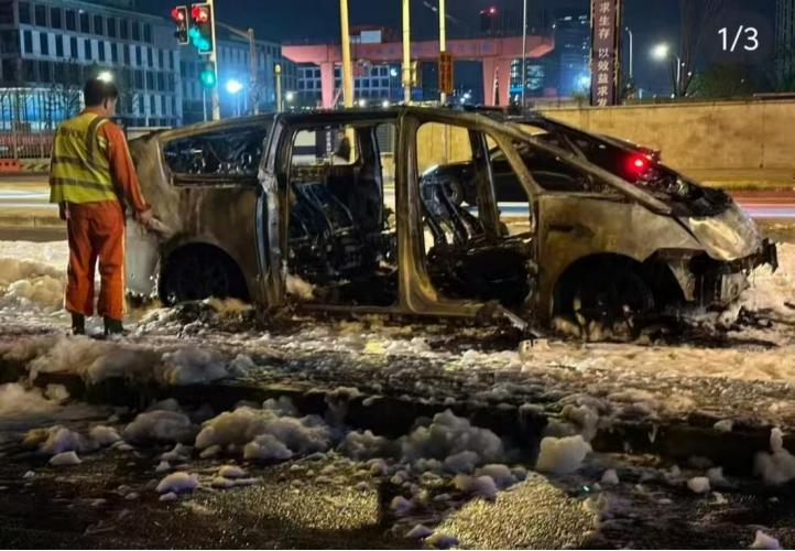 _理想MEGA行驶过程中发生爆燃，10秒左右烧成车架_理想MEGA行驶过程中发生爆燃，10秒左右烧成车架