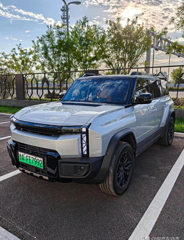 10.99万买增程四驱方盒子，4.7秒破百还能涉水625毫米，这台车把硬派越野的玩法彻底改写了