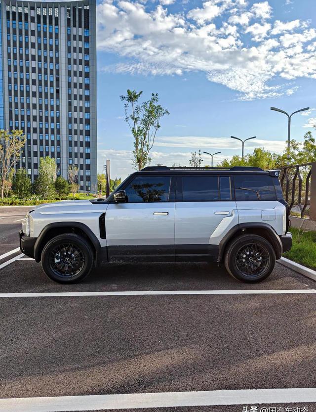 10.99万买增程四驱方盒子，4.7秒破百还能涉水625毫米，这台车把硬派越野的玩法彻底改写了-有驾