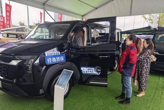 中国重汽轻型汽车亮相成都房车展，五款旅居车引领新出行趋势