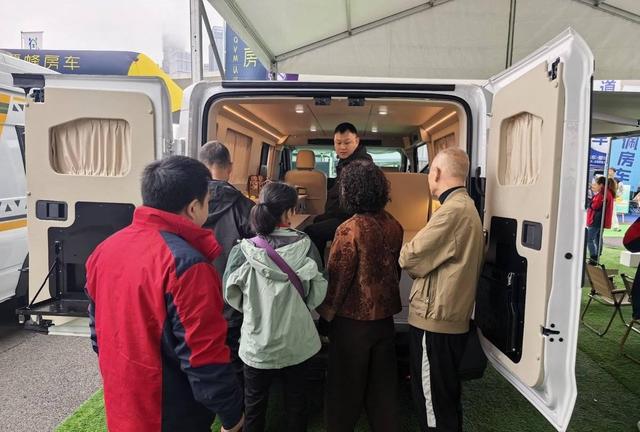 中国重汽轻型汽车亮相成都房车展,五款旅居车引领新出行趋势-有驾