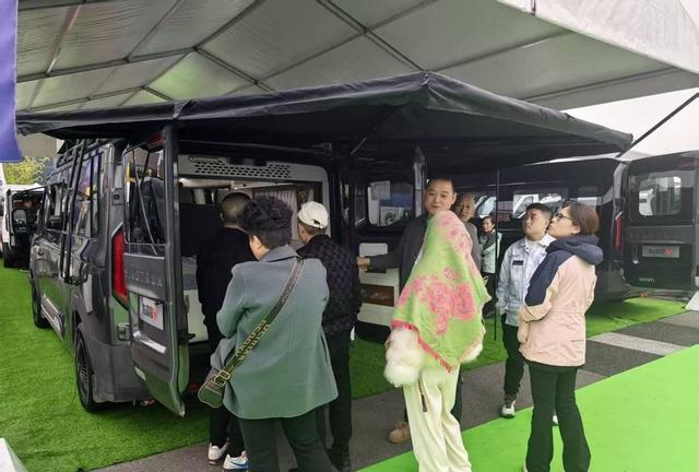 中国重汽轻型汽车亮相成都房车展,五款旅居车引领新出行趋势-有驾