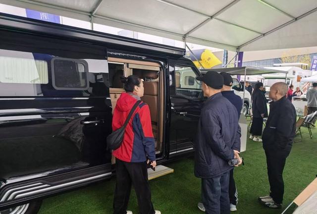 中国重汽轻型汽车亮相成都房车展,五款旅居车引领新出行趋势-有驾